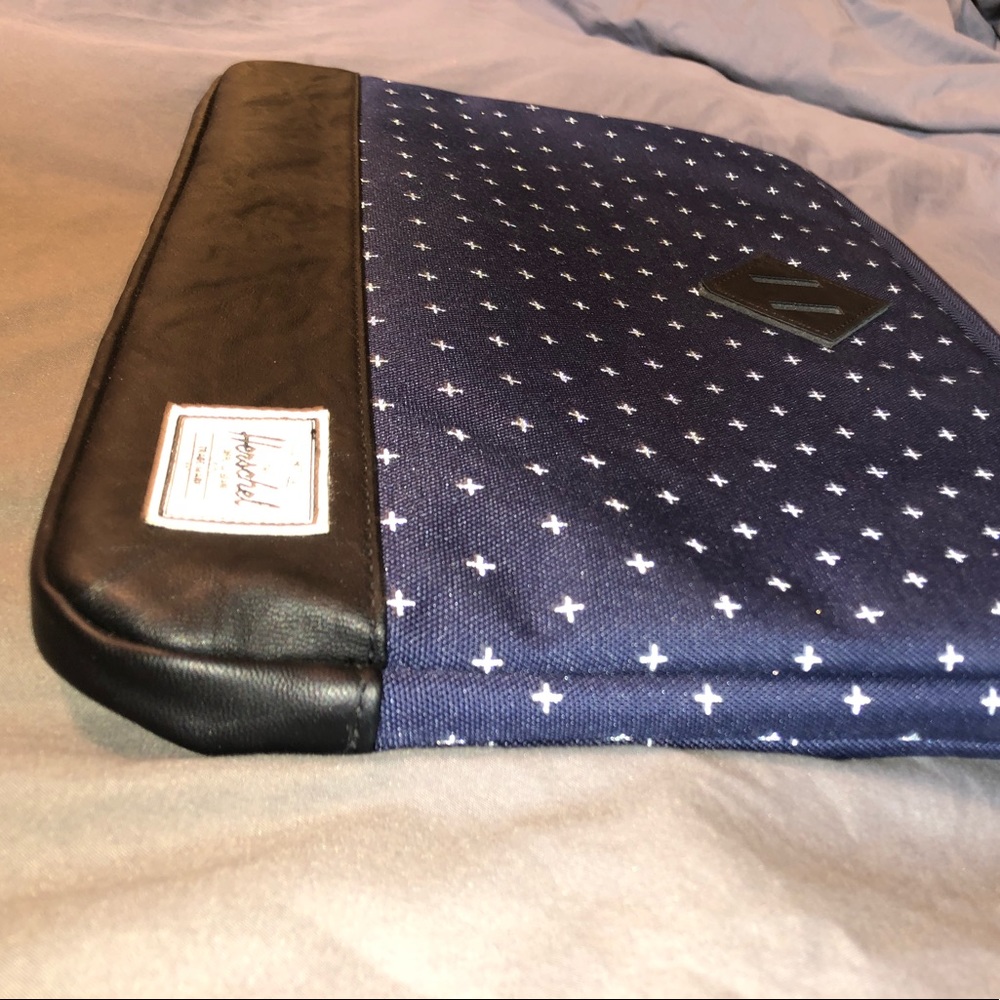 Herschel Laptop Sleeve! - Picture 5 of 6